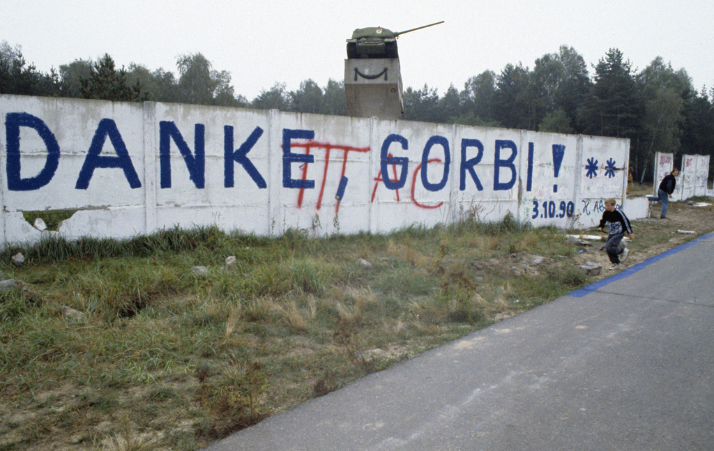 1990年10月3日，兩德正式統一，柏林圍牆上寫著「謝謝你，戈爾比（戈巴契夫暱稱）！」（圖／wiki）